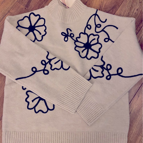 Stitch of Flowers Natural Sweater - Picture 2 of 3